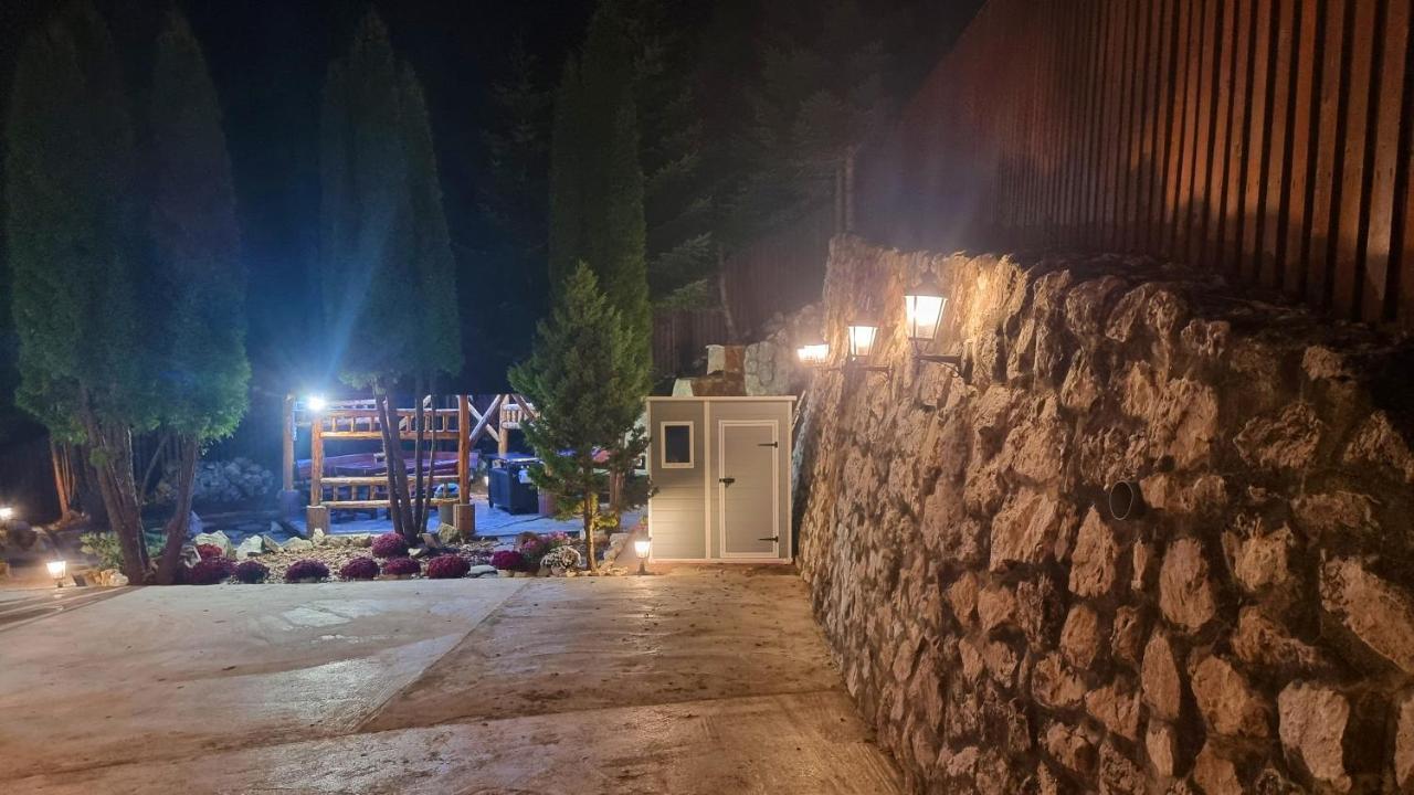 Marble Villa: Luxury Estate - Central But Intimate Sinaia Bagian luar foto