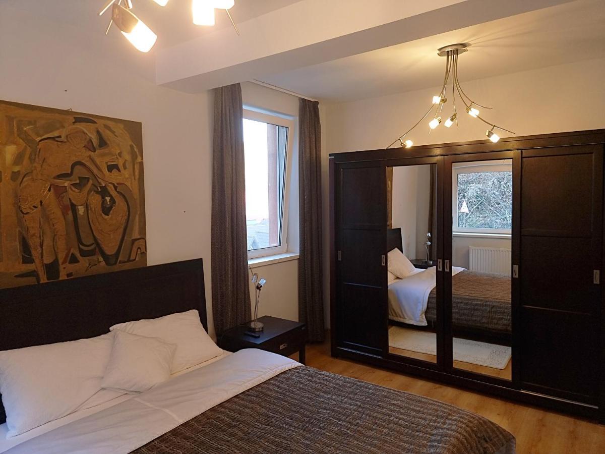 Marble Villa: Luxury Estate - Central But Intimate Sinaia Bagian luar foto