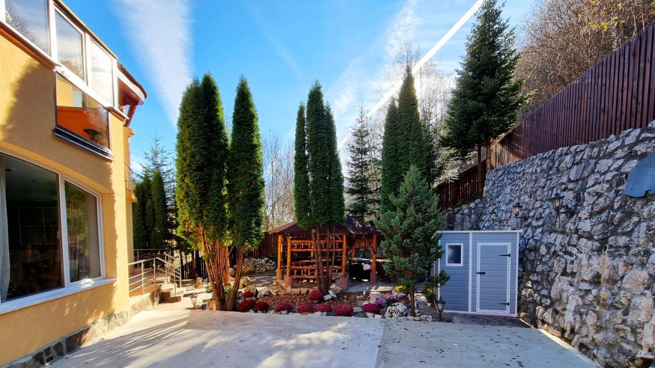 Marble Villa: Luxury Estate - Central But Intimate Sinaia Bagian luar foto