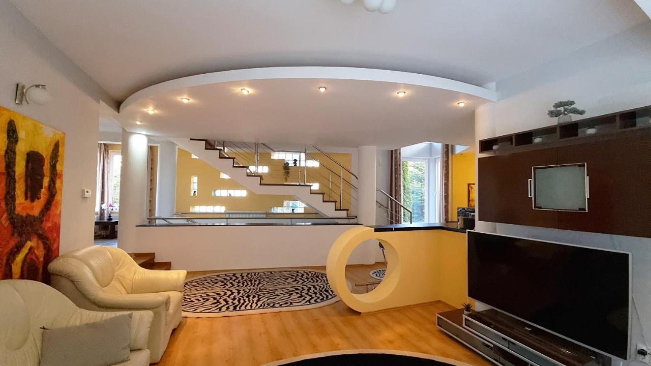 Marble Villa: Luxury Estate - Central But Intimate Sinaia Bagian luar foto