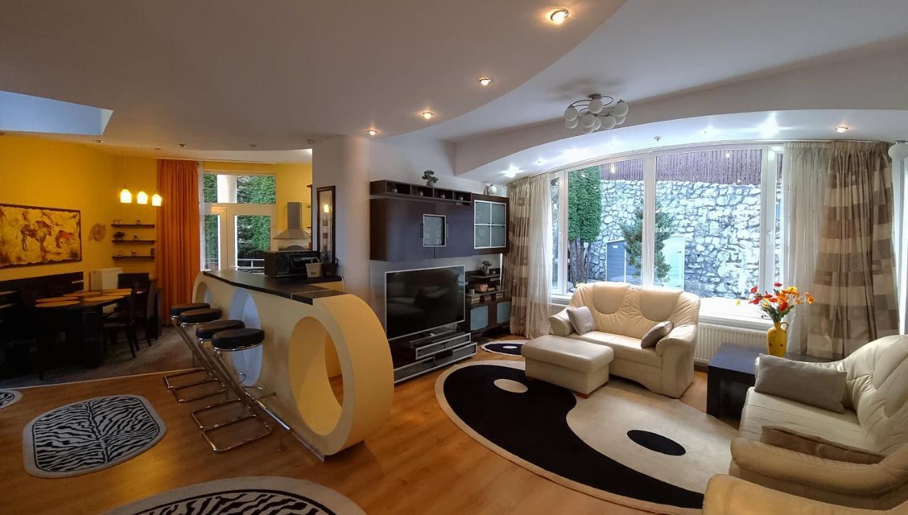Marble Villa: Luxury Estate - Central But Intimate Sinaia Bagian luar foto