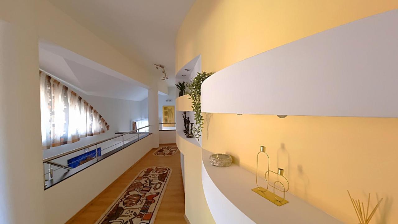 Marble Villa: Luxury Estate - Central But Intimate Sinaia Bagian luar foto