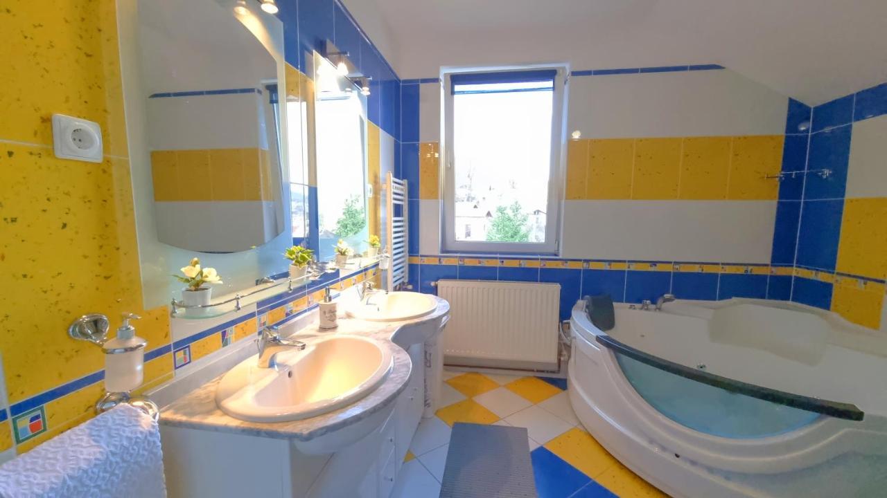 Marble Villa: Luxury Estate - Central But Intimate Sinaia Bagian luar foto