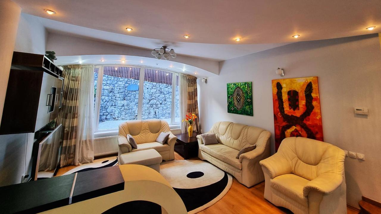 Marble Villa: Luxury Estate - Central But Intimate Sinaia Bagian luar foto